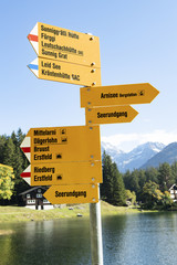 Wanderwegweiser am Arnisee, ob Amsteg, Uri, Schweiz