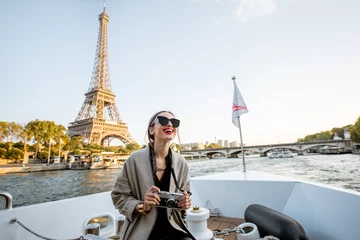 Foto auf Acrylglas Paris Junge Frau mit schönem Landschaftsblick am Flussufer mit Eiffelturm vom Boot aus während des Sonnenuntergangs in Paris