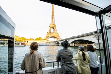 Photo sur Plexiglas Paris Les personnes bénéficiant d& 39 une belle vue sur le paysage au bord de la rivière avec la tour Eiffel depuis le bateau pendant le coucher du soleil à Paris