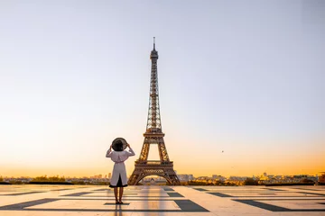 Berühmter Platz mit großartigem Blick auf den Eiffelturm und Frau, die zurücksteht und die Aussicht in Paris genießt © rh2010
