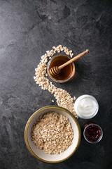 Dry oats served with fresh greek yogurt