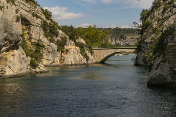 Brücke am südwestlichen Ende des Lac du Quinson über den Verdon am Eingang der Schlucht