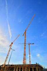 Dźwigi budowlane na tle niebieskiego nieba. © W Korczewski