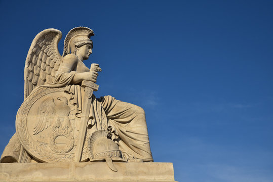 Statue au jardin des Tuileries &agrave; Paris, France