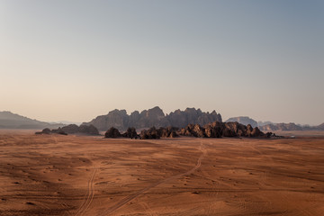 Fototapeta na wymiar Coucher de soleil et Paysage du Désert en Jordanie Voyage sable et montagne 