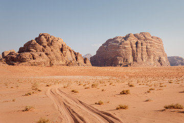 Traces de voitures dans le sable et Paysage du Désert en Jordanie Voyage sable et montagne 