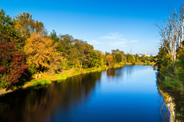 Jesień nad rzeką, miasto Bydgoszcz, Polska - obrazy, fototapety, plakaty