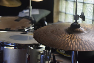 Blick auf Schlagzeug mit Hi-Hat Cymbal im Fokus