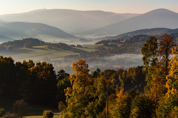 Obraz premium Early morning fog settling into the valley in mountain National Park.