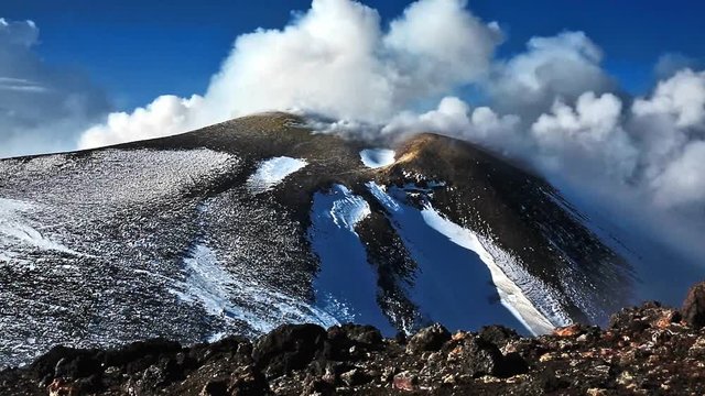 Cratere dell'Etna del vulcano con fumo e vapore - Sicilia