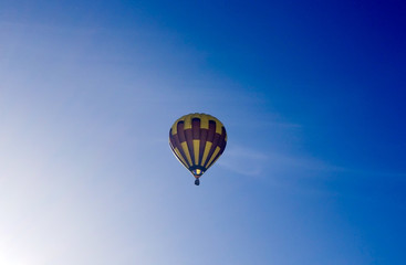 Fototapeta na wymiar Air balloon on the blue sky background