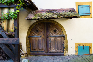 Tor mit rundem Torbogen