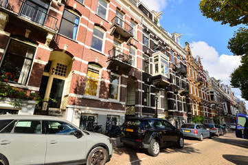 Zabytkowe budynki z cegły w Amsterdamie. © W Korczewski