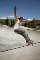 Man skateboarding in park © Cavan for Adobe