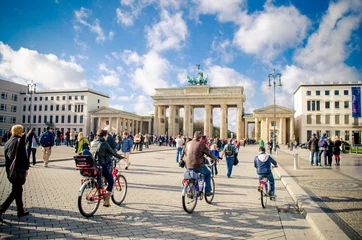 Foto op Plexiglas Berlijn Mensen fietsen in de buurt van Brandenburger Tor, Berlijn, Duitsland
