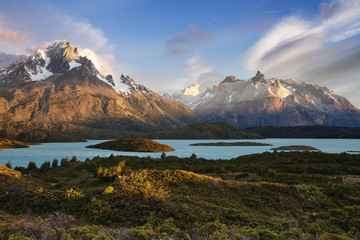 Obraz premium Snowcapped mountains and lake, Torres del Paine, Chile