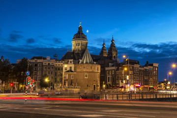 Fototapeta premium Miasto Amsterdam nocą i kanały