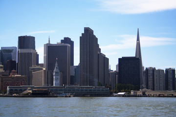 Fototapeta na wymiar San Francisco skyline on a beautiful sunny day
