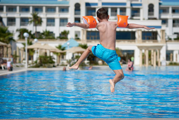 Naklejka premium Boy in a swimming pool.