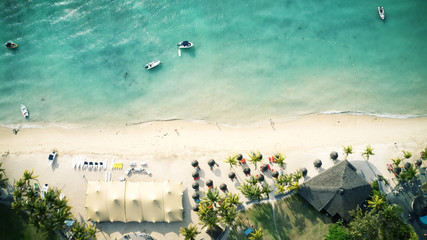 Luftbild von einem atemberaubenden Strand in Mauritius