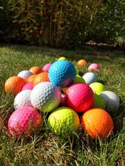 Kunst : Bunte Golfbälle zu einer kleinen Pyramide gestapelt
