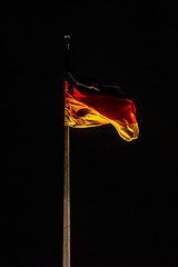 Deutschlandfahne weht in der Dunkelheit