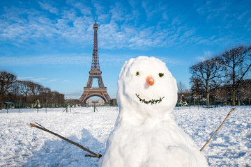 Schneemann vor dem Eiffelturm im Winter, Paris, Frankreich