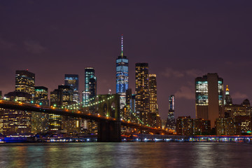 Fototapeta na wymiar New York Manhattan skyline and Brooklyn Bridge by night