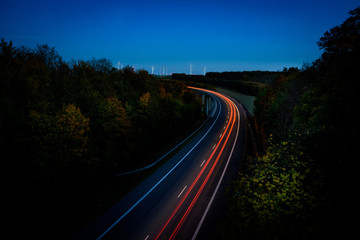 Autobahnbrücke bei Nacht