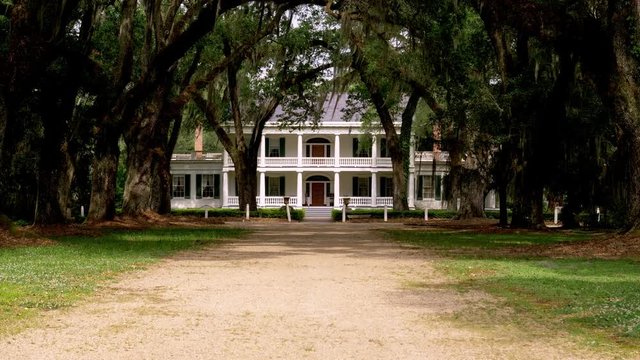 Baton Rouge Plantation House With Long Driveway