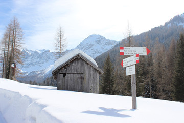 Paesaggio innevato con segnaletica cai