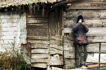 fotografando all'aperto appoggiato su una parete di legno