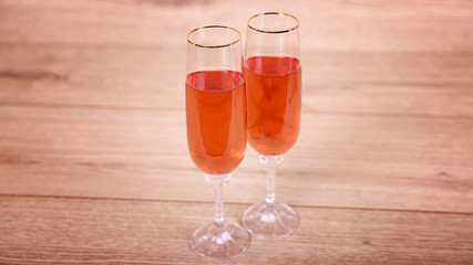 Шампанское в двух фужерах на столе