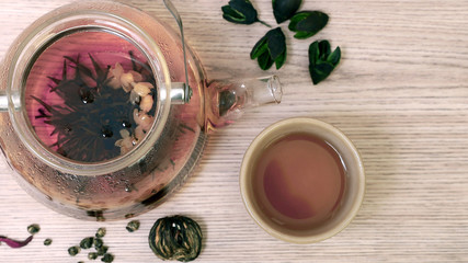 Obraz na płótnie Canvas Цветочный чай в заварном чайнике