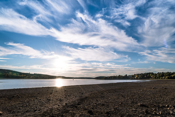 Möhnesee am Nordwestrand des Naturparks Arnsberger Wald, Himmel, Wolken, Stausee, Heve