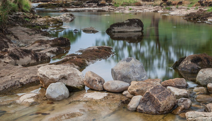 Trockengefallenes Flussbett in den Yorkshire Dales