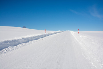 雪道と青空
