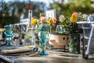 montaje de evento mesa con sol copas y botellas naturales