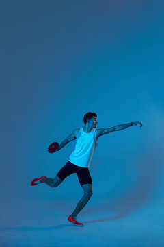 Sportsman throwing discus in blue