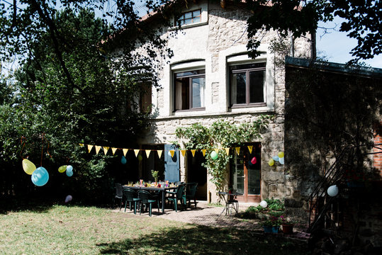 sttone house decorated for kid's party