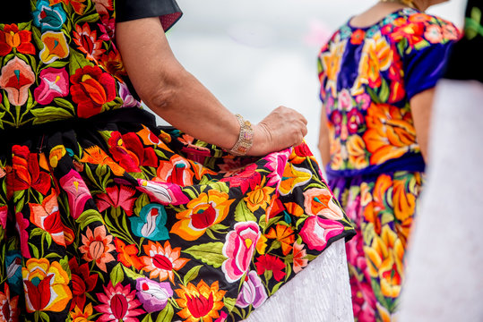mujer mexicana con falda floreada bordado a mano bailando en la guelaguetza con flores istme&ntilde;as baile flores oaxaca
