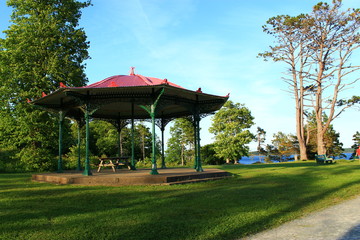 Obraz premium Park and building 2 - Walking Tours in Canada
