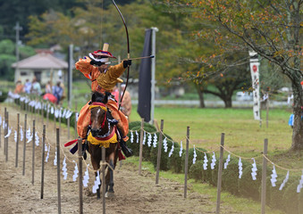流鏑馬祭りで弓を射る射手