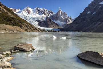 Blick auf die Lagune, den Gletscher und den Cerro Torre. Die magische Stadt El Chalten im Herbst. El Chalten liegt im argentinischen Patagonien.