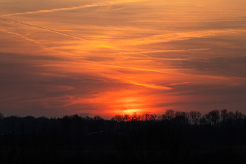 Sonnenuntergang auf dem Land. Roter Himmel in Münster, Deutschlang