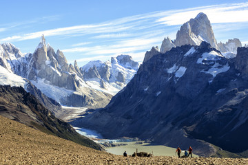 Vista desde el Lomo del Pliegue Tumbado. El mágico pueblo de El Chalten en otoño. El Chalten se...