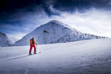 Skitourengeherin in den Alpen