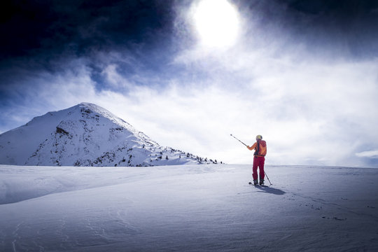 Skitourengeherin in den Alpen
