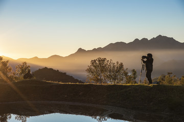 Fototapeta premium photographer at sunrise