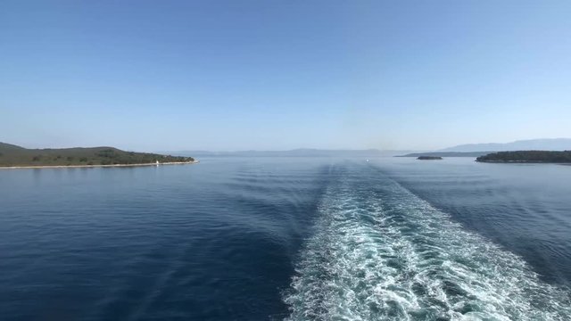 Passing by the island &asymp;&dagger;olta and Bra&fnof;&ccedil; in Croatia